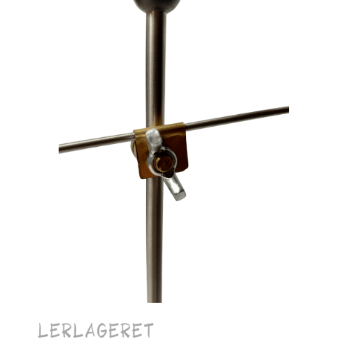 Fix lille drejemål.

Med gode indstillingsmuligheder fra Lerlageret.

Hvis du har noget ventilgummi kan du med fordel sætte det på spidsen, det bøjer let af uden at ødelægge kanten, hvis du drejer helt op til spidsen.

Et godt tip er at dreje det første emne efter en stål lineal . Inden du fjerner dit emne fra drejeskiven indstiller du dit drejemål. Jeg plejer at sætte den ca. 3 mm. over kanten og 3 mm. fra kanten. Så har du luft når du drejer op.

Drejemål højde 27 Armen måler 19cm