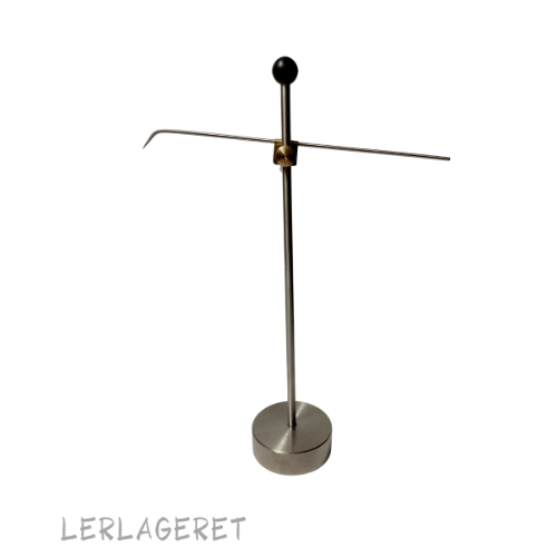 Fix lille drejemål.

Med gode indstillingsmuligheder fra Lerlageret.

Hvis du har noget ventilgummi kan du med fordel sætte det på spidsen, det bøjer let af uden at ødelægge kanten, hvis du drejer helt op til spidsen.

Et godt tip er at dreje det første emne efter en stål lineal . Inden du fjerner dit emne fra drejeskiven indstiller du dit drejemål. Jeg plejer at sætte den ca. 3 mm. over kanten og 3 mm. fra kanten. Så har du luft når du drejer op.

Drejemål højde 27 Armen måler 19cm