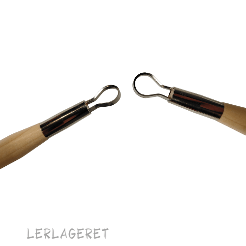 Slynger med dobbelt hoved fra lerlageret.com og et godt træhåndtag.
En rigtig god "allround" slynge der kan bruges til mange forskellige formål. Som f.eks. udhuling af emner, modellering og afdrejning.
Det er klassikeren inden for slynger, fremstillet i skarpvalset stål der kan slibes. En slynge der holder i rigtig mange år, hvis du passer godt på den.