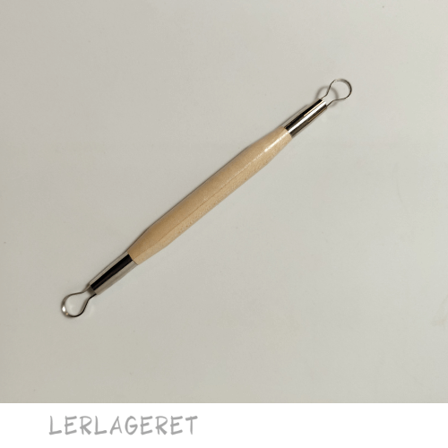 Slynger med dobbelt hoved fra lerlageret.com og et godt træhåndtag.
En rigtig god "allround" slynge der kan bruges til mange forskellige formål. Som f.eks. udhuling af emner, modellering og afdrejning.
Det er klassikeren inden for slynger, fremstillet i skarpvalset stål der kan slibes. En slynge der holder i rigtig mange år, hvis du passer godt på den.