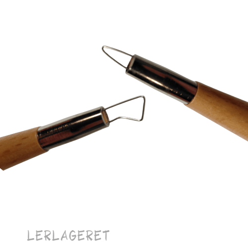 Slynger med dobbelt hoved fra lerlageret.com og et godt træhåndtag.
En rigtig god "allround" slynge der kan bruges til mange forskellige formål. Som f.eks. udhuling af emner, modellering og afdrejning.
Det er klassikeren inden for slynger, fremstillet i skarpvalset stål der kan slibes. En slynge der holder i rigtig mange år, hvis du passer godt på den.