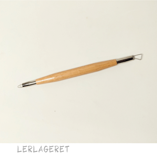 Slynger med dobbelt hoved fra lerlageret.com og et godt træhåndtag.
En rigtig god "allround" slynge der kan bruges til mange forskellige formål. Som f.eks. udhuling af emner, modellering og afdrejning.
Det er klassikeren inden for slynger, fremstillet i skarpvalset stål der kan slibes. En slynge der holder i rigtig mange år, hvis du passer godt på den.