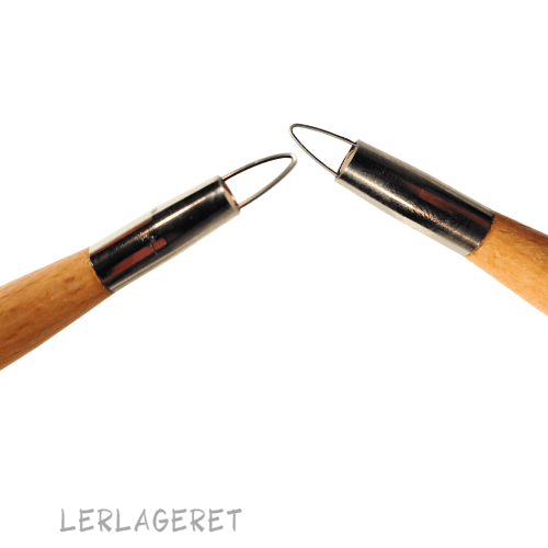 Slynger med dobbelt hoved fra lerlageret.com og et godt træhåndtag.
En rigtig god "allround" slynge der kan bruges til mange forskellige formål. Som f.eks. udhuling af emner, modellering og afdrejning.
Det er klassikeren inden for slynger, fremstillet i skarpvalset stål der kan slibes. En slynge der holder i rigtig mange år, hvis du passer godt på den.