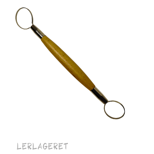 Store slynger fra Lerlageret med et træhåndtag, der ligger godt i hånden.

Meget anvendelige til modellering i store størrelser.

Måler fra 22 - 25 cm