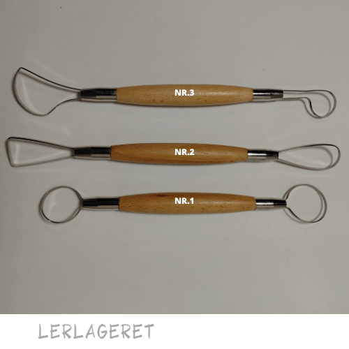 Store slynger fra Lerlageret med et træhåndtag, der ligger godt i hånden.

Meget anvendelige til modellering i store størrelser.

Måler fra 22 - 25 cm