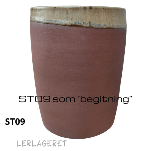 ST09 Den Røde med chamotte fra lerlageret.com

En smuk stentøjsler med en meget dyb mørk rød farve, med fin chamotte, der er ideel til drejning, pladeteknik og modellering.
ST09 er enorm lækker at dreje i.
Under brænding kan der opstå bobler i leret, ved toptemperatur. Boblerne kan være smukke og indgå som en del af det keramiske udtryk.
ST09 er gul frem til sidste brænding, hvor den får sin smukke dybe røde farve.