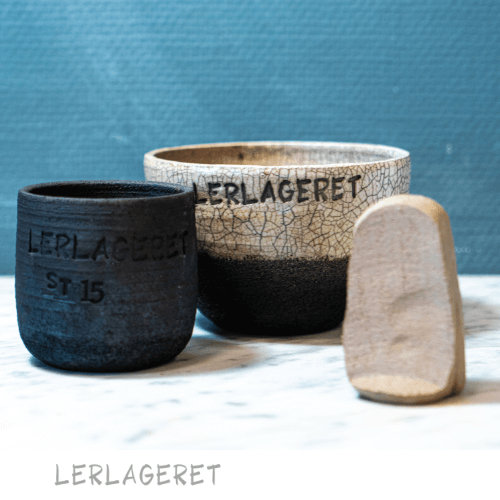 ST15 Raku ler fra lerlageret.com
Leret er plastisk og meget formstabil. Den benyttes hovedsageligt til raku, men er også velegnet til figurer og rigtig god til at lave relieffer og fliser i.
ST15 er stærkt og kan klare chokket mellem kulde og varme.
Billederne viser leret brændt ved 1230°C og brændt som raku.
Er du i tvivl om hvilket ler der passer til dig, eller interesseret i at hører mere om leret og de egenskaber leret har, er du altid velkommen til at ringe, eller kigge forbi butikken.