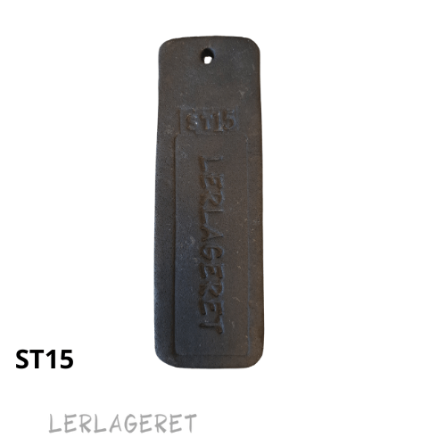 ST15 Raku ler fra lerlageret.com
Leret er plastisk og meget formstabil. Den benyttes hovedsageligt til raku, men er også velegnet til figurer og rigtig god til at lave relieffer og fliser i.
ST15 er stærkt og kan klare chokket mellem kulde og varme.
Billederne viser leret brændt ved 1230°C og brændt som raku.
Er du i tvivl om hvilket ler der passer til dig, eller interesseret i at hører mere om leret og de egenskaber leret har, er du altid velkommen til at ringe, eller kigge forbi butikken.