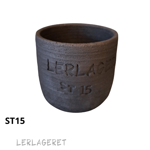 ST15 Raku ler fra lerlageret.com
Leret er plastisk og meget formstabil. Den benyttes hovedsageligt til raku, men er også velegnet til figurer og rigtig god til at lave relieffer og fliser i.
ST15 er stærkt og kan klare chokket mellem kulde og varme.
Billederne viser leret brændt ved 1230°C og brændt som raku.
Er du i tvivl om hvilket ler der passer til dig, eller interesseret i at hører mere om leret og de egenskaber leret har, er du altid velkommen til at ringe, eller kigge forbi butikken.