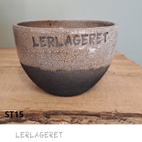 ST15 Raku ler fra lerlageret.com
Leret er plastisk og meget formstabil. Den benyttes hovedsageligt til raku, men er også velegnet til figurer og rigtig god til at lave relieffer og fliser i.
ST15 er stærkt og kan klare chokket mellem kulde og varme.
Billederne viser leret brændt ved 1230°C og brændt som raku.
Er du i tvivl om hvilket ler der passer til dig, eller interesseret i at hører mere om leret og de egenskaber leret har, er du altid velkommen til at ringe, eller kigge forbi butikken.