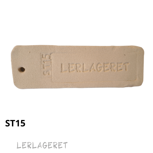 ST15 Raku ler fra lerlageret.com
Leret er plastisk og meget formstabil. Den benyttes hovedsageligt til raku, men er også velegnet til figurer og rigtig god til at lave relieffer og fliser i.
ST15 er stærkt og kan klare chokket mellem kulde og varme.
Billederne viser leret brændt ved 1230°C og brændt som raku.
Er du i tvivl om hvilket ler der passer til dig, eller interesseret i at hører mere om leret og de egenskaber leret har, er du altid velkommen til at ringe, eller kigge forbi butikken.