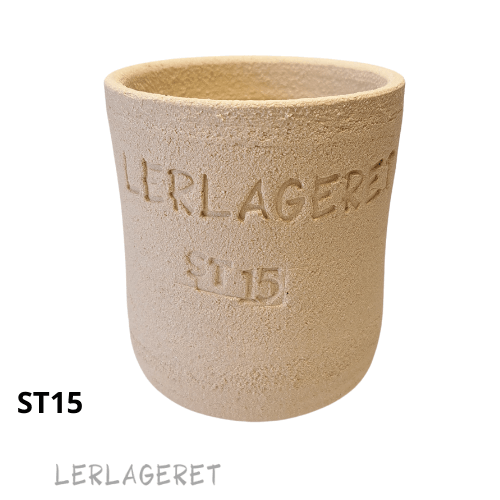 ST15 Raku ler fra lerlageret.com
Leret er plastisk og meget formstabil. Den benyttes hovedsageligt til raku, men er også velegnet til figurer og rigtig god til at lave relieffer og fliser i.
ST15 er stærkt og kan klare chokket mellem kulde og varme.
Billederne viser leret brændt ved 1230°C og brændt som raku.
Er du i tvivl om hvilket ler der passer til dig, eller interesseret i at hører mere om leret og de egenskaber leret har, er du altid velkommen til at ringe, eller kigge forbi butikken.