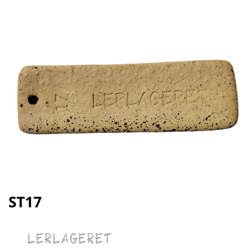 ST17 KORK
Kork har en læderfarvet nuance, med effektfulde sorte chamotte kerner.
En smuk grov stentøjsler, der er ideel til pladeteknik og modellering.
Er du øvet drejer, er ST17 utrolig lækker at dreje i. Hvis du hold skiven ren for chamotte under centrering, så skåner fingrene under optræk.

Når ST17 er tør eller læderhård kan den vaskes med en vreden svamp, det fremhæver chamotten og laver en spændende struktur. Chamotten er sort
Det er en meget spændende ler at arbejde med.