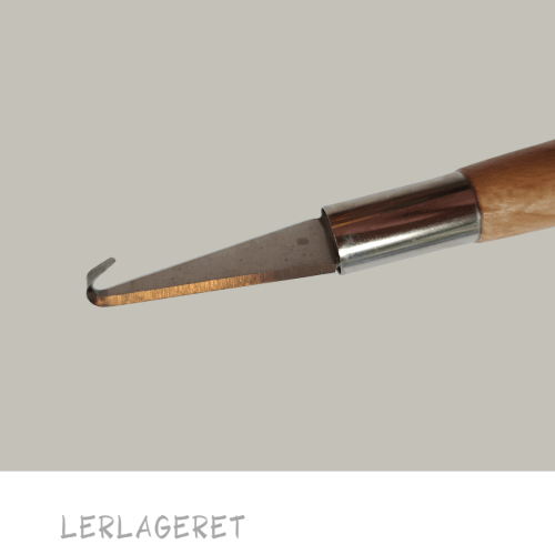 Trimmeværktøj fra lerlageret.com med to muligheder.
Den er god til de fine detaljer og finurlige mønstre og dekorationer.
Træ og stål 22 cm lang.
Lerlageret.com forhandler også en med trimme krog