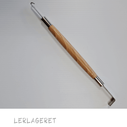 Trimmeværktøj fra lerlageret.com med to muligheder.
Den er god til de fine detaljer og finurlige mønstre og dekorationer.
Træ og stål 22 cm lang.
Lerlageret.com forhandler også en med trimme krog